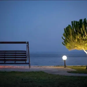 On The Wave Spitakia Sto Kyma Νικήτη